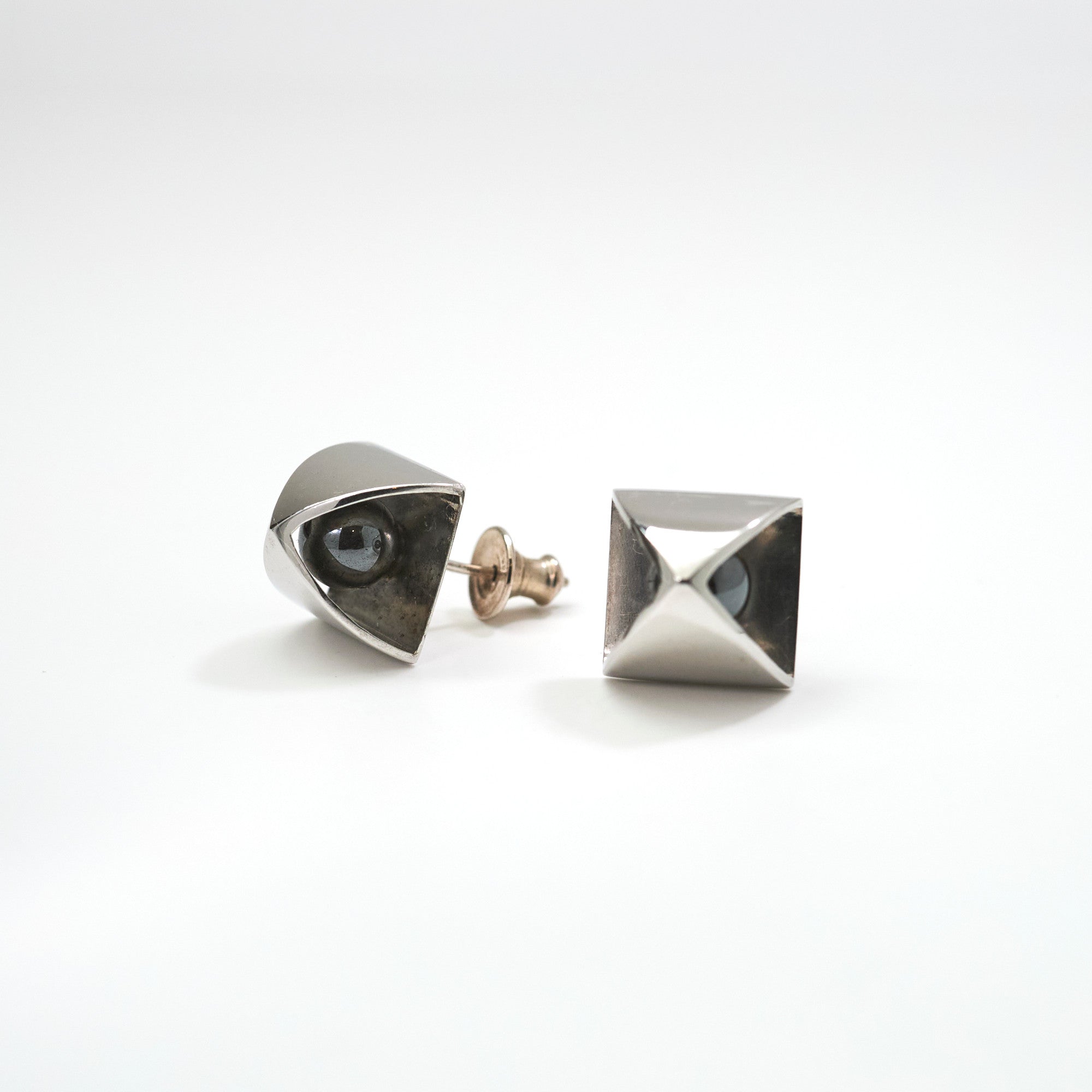 【MADE TO ORDER】PYRAMID PIERCED EARRINGS HEMATITE