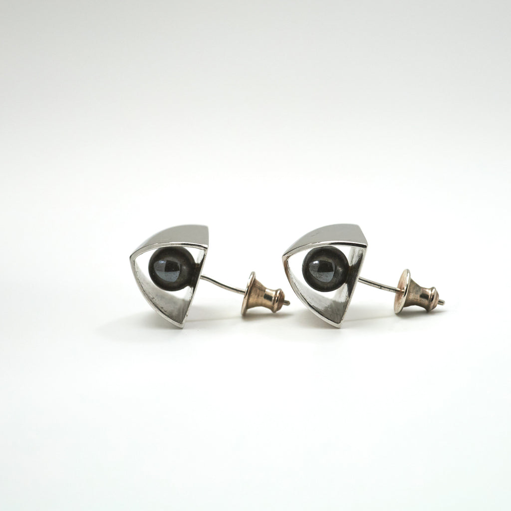 【MADE TO ORDER】PYRAMID PIERCED EARRINGS HEMATITE