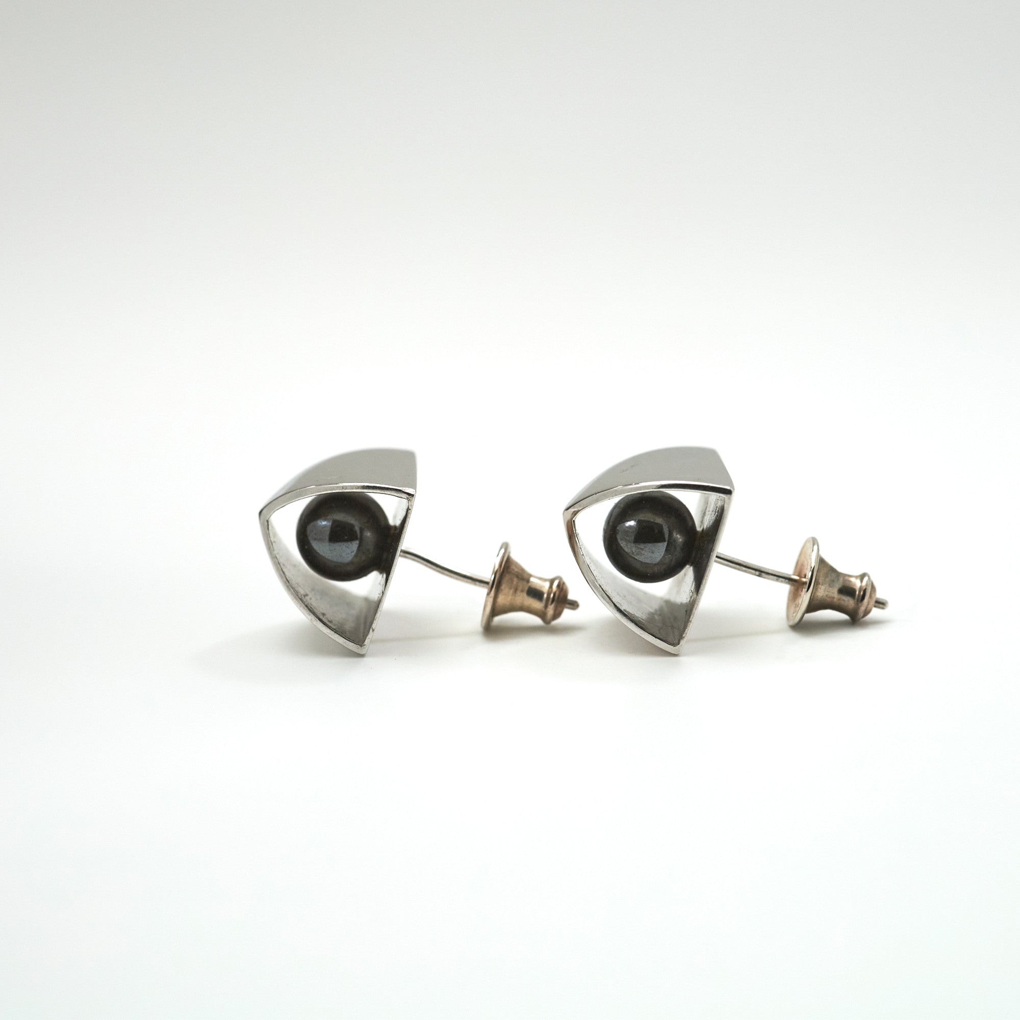 【MADE TO ORDER】PYRAMID PIERCED EARRINGS HEMATITE