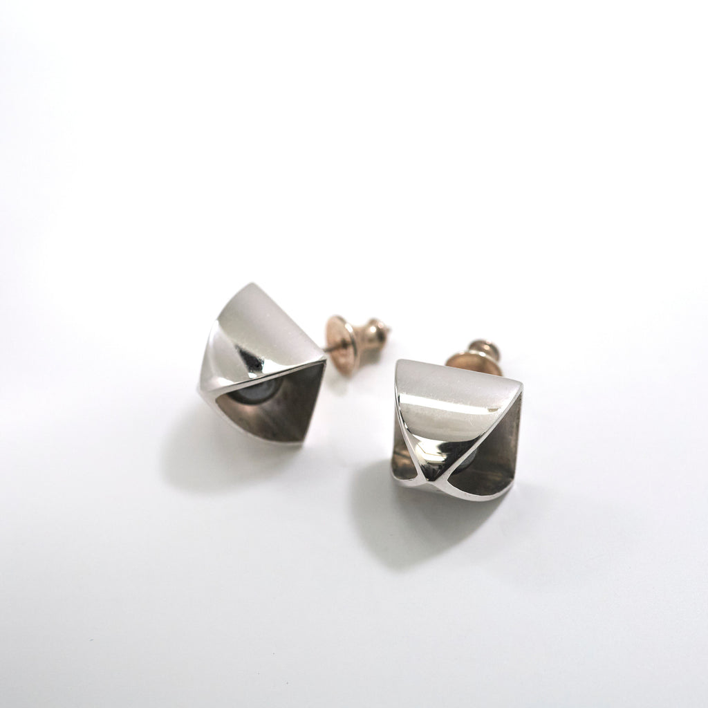 【MADE TO ORDER】PYRAMID PIERCED EARRINGS HEMATITE