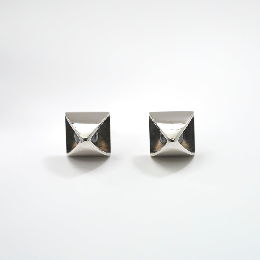 【MADE TO ORDER】PYRAMID PIERCED EARRINGS HEMATITE
