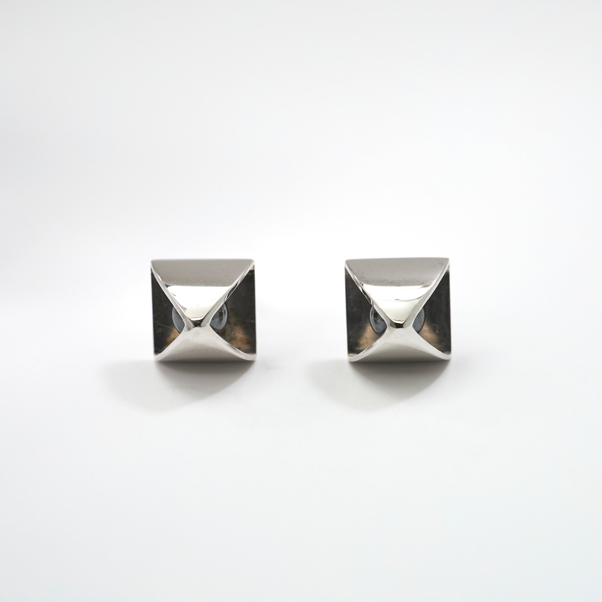 【MADE TO ORDER】PYRAMID PIERCED EARRINGS HEMATITE