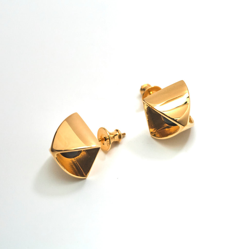 【MADE TO ORDER】PYRAMID PIERCED EARRINGS ONYX