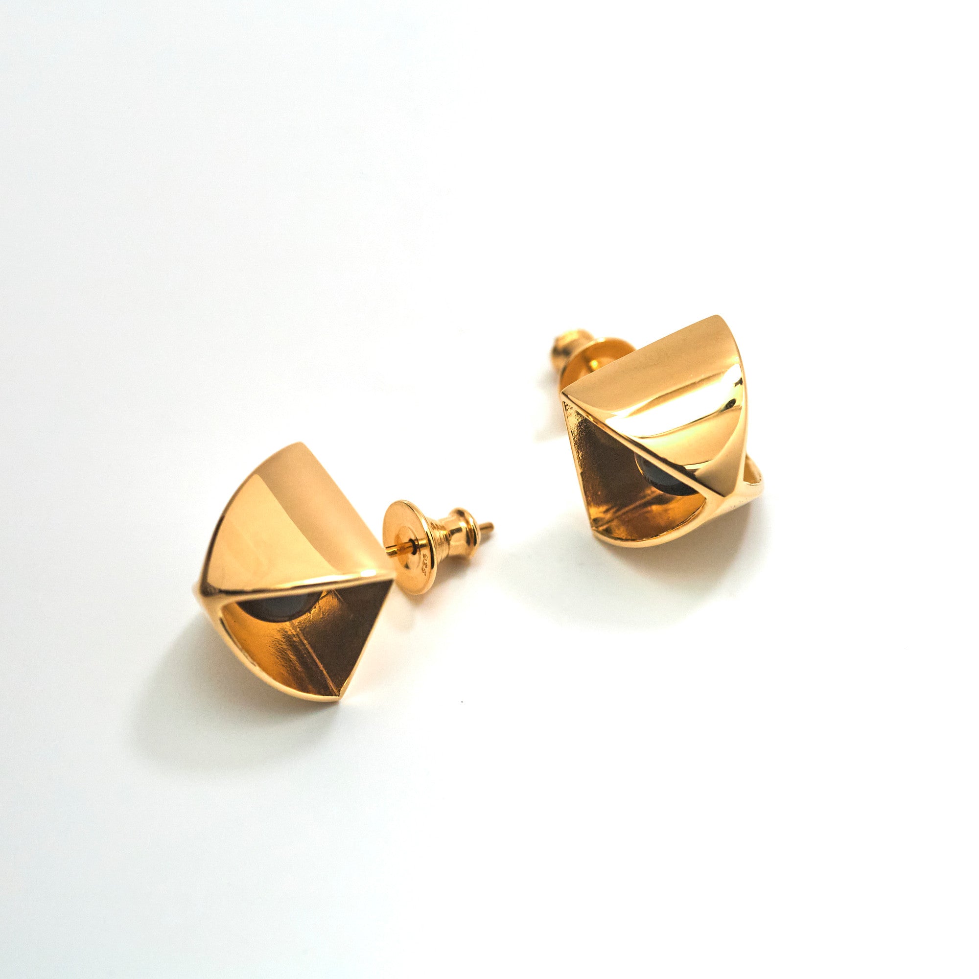 【MADE TO ORDER】PYRAMID PIERCED EARRINGS ONYX